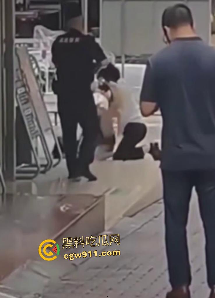 奶茶狂魔没有奶茶打男友，女子情绪崩溃狂扇男人耳光，反遭铁拳痛殴喷血，区区一杯奶茶引爆情侣互殴！  第2张