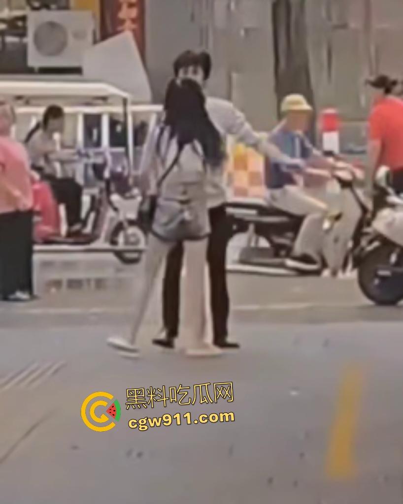 奶茶狂魔没有奶茶打男友，女子情绪崩溃狂扇男人耳光，反遭铁拳痛殴喷血，区区一杯奶茶引爆情侣互殴！  第3张