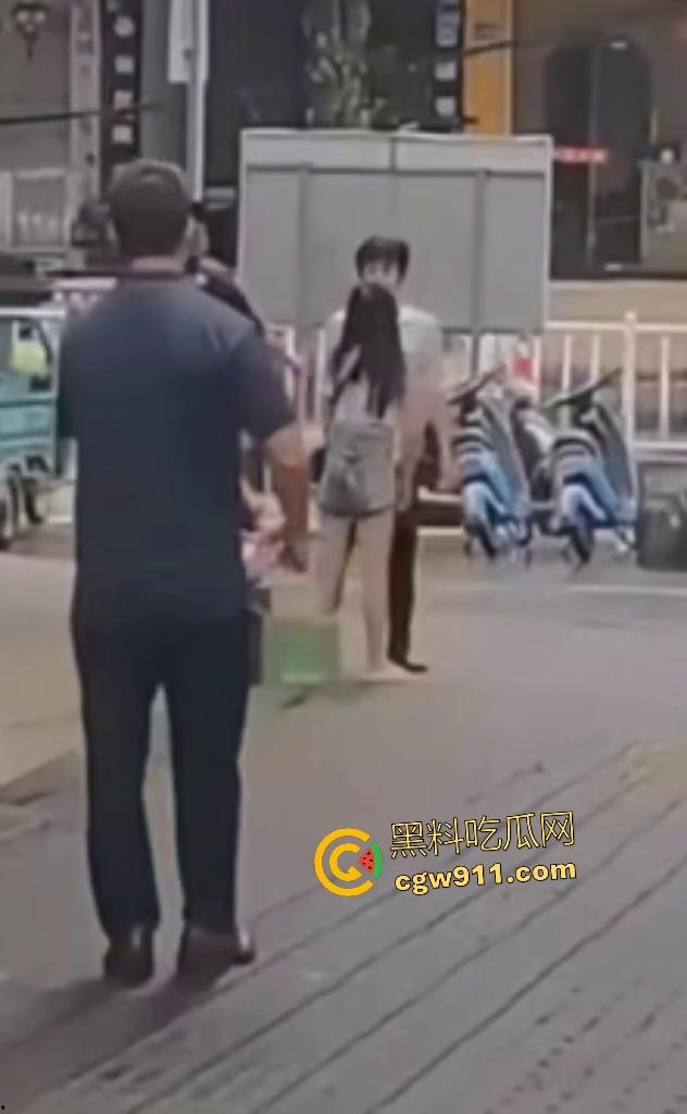 奶茶狂魔没有奶茶打男友，女子情绪崩溃狂扇男人耳光，反遭铁拳痛殴喷血，区区一杯奶茶引爆情侣互殴！  第4张