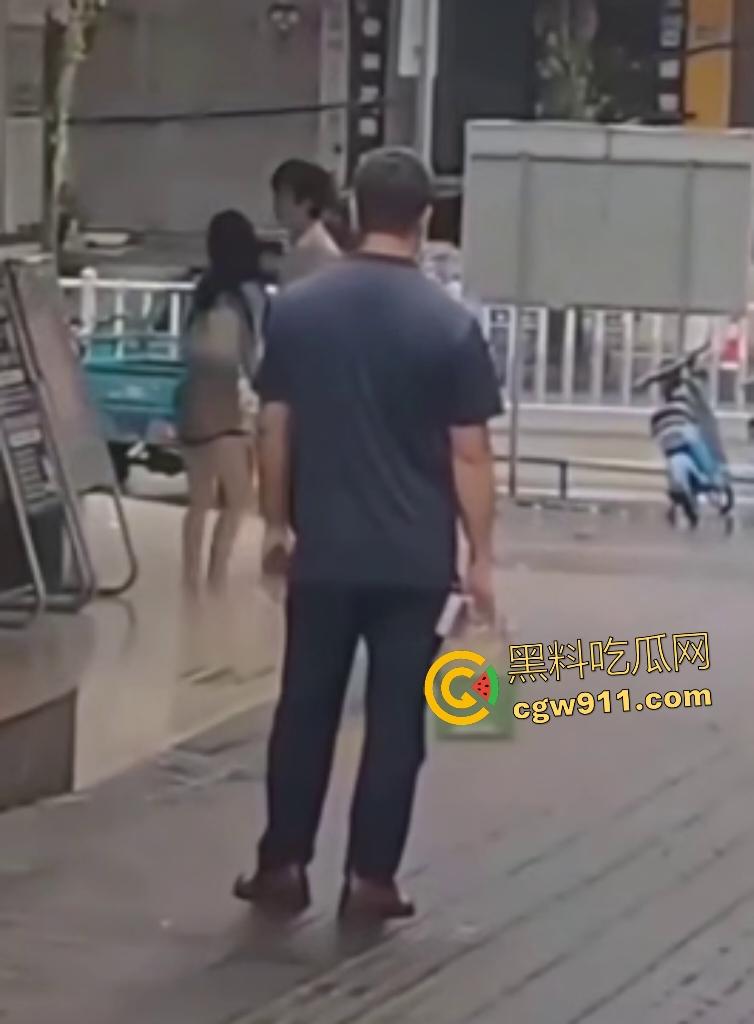 奶茶狂魔没有奶茶打男友，女子情绪崩溃狂扇男人耳光，反遭铁拳痛殴喷血，区区一杯奶茶引爆情侣互殴！  第5张