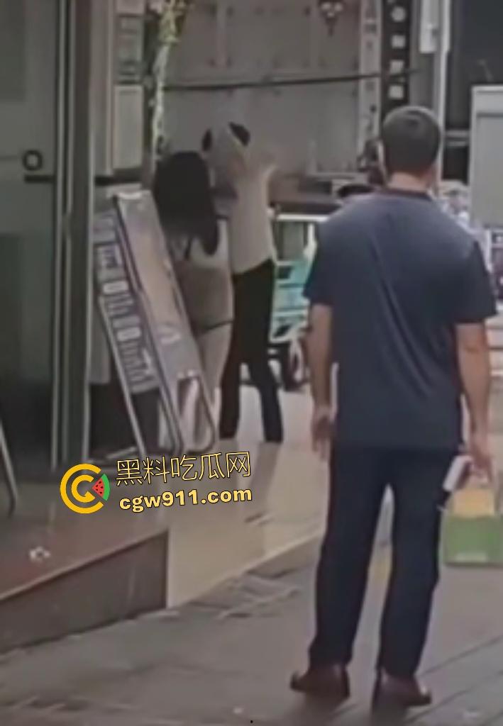 奶茶狂魔没有奶茶打男友，女子情绪崩溃狂扇男人耳光，反遭铁拳痛殴喷血，区区一杯奶茶引爆情侣互殴！  第6张