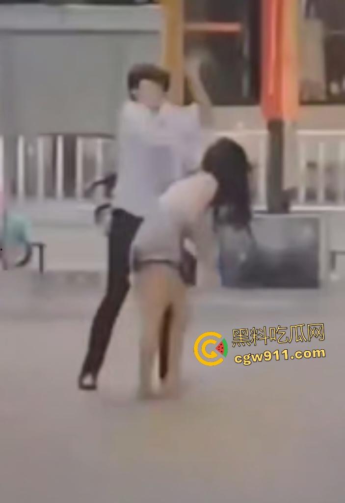 奶茶狂魔没有奶茶打男友，女子情绪崩溃狂扇男人耳光，反遭铁拳痛殴喷血，区区一杯奶茶引爆情侣互殴！  第7张