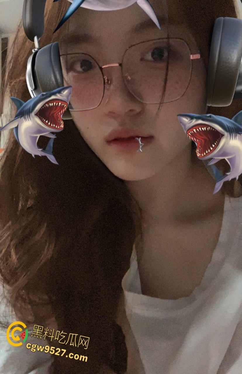 极品巨乳高三卫校女生，在宿舍偷偷自慰揉奶，偷感十足小小年纪就玩的这么刺激，嫩逼太欠操了 !  第3张