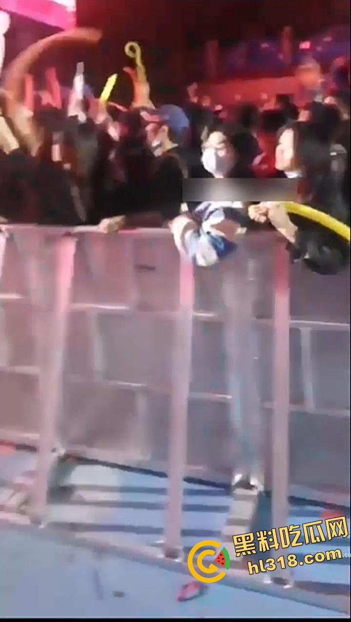 见过颜射秒射盯射没见过顶射，音乐节骚男牛子硬顶妹子屁股摩擦，见过打call没见过顶call！  第7张