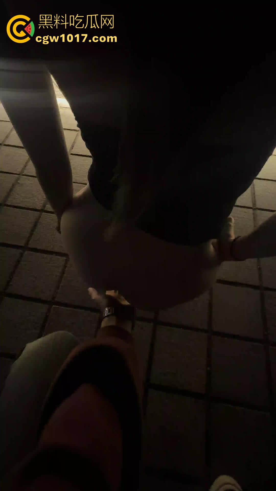 山东潍坊【赵雅婷】居然还有后续！户外露出新曝光！公园抠逼＋动车厕所口爆＋按摩店后入全记录！  第1张