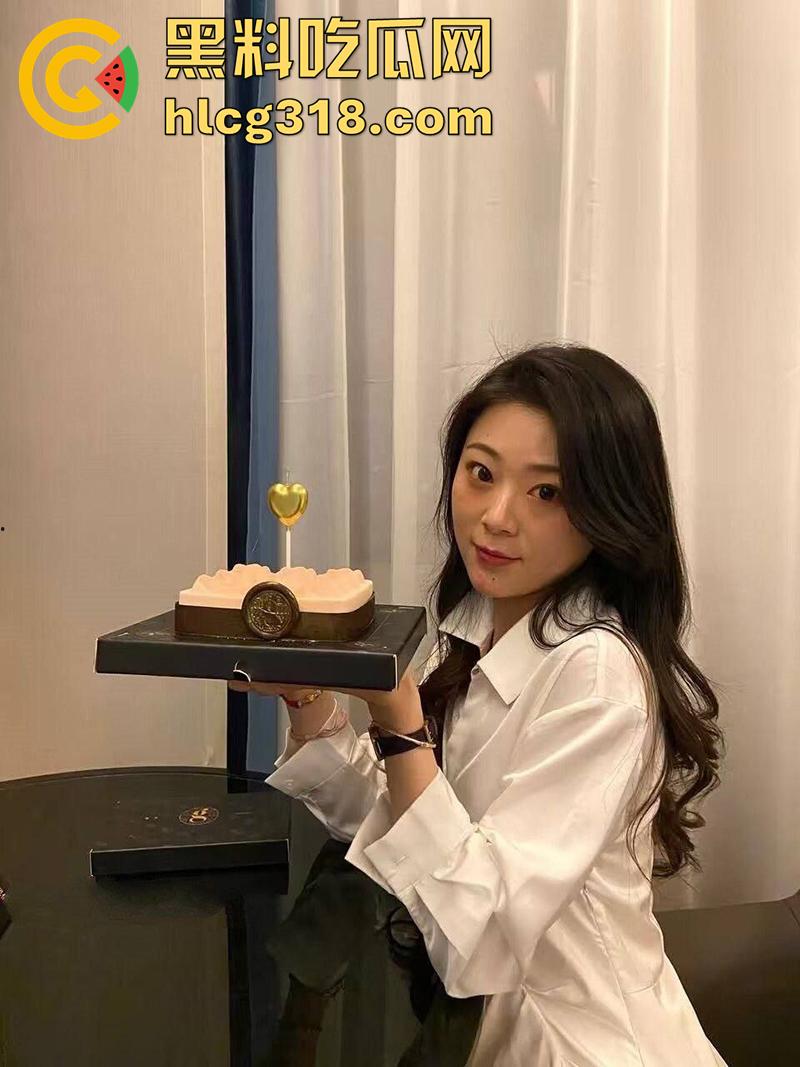 南通长腿反差婊【罗婷嘉】，细腰肥臀身材极品，分手后偷开男友家门锁，只为了追求大鸡巴的快乐！  第2张