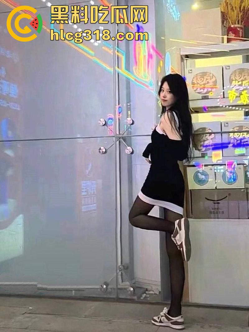 南通长腿反差婊【罗婷嘉】，细腰肥臀身材极品，分手后偷开男友家门锁，只为了追求大鸡巴的快乐！  第4张