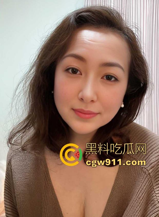 海角乱伦，偶遇老妈和张叔视频自慰，面对性感诱惑我没忍住，边操老妈边让老妈录视频！  第2张