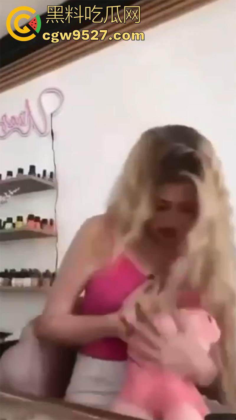 墨西哥巨乳渣女网红遭枪杀，身材性感丰乳肥臀，直播时被人开枪射杀，一枪头部一枪腹部，现场无码视频流出！  第6张