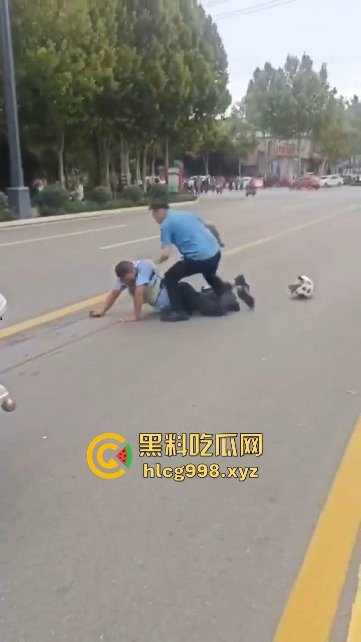 山东滕州男子当街暴揍交警！因不满罚款，上去直接开干！  第1张