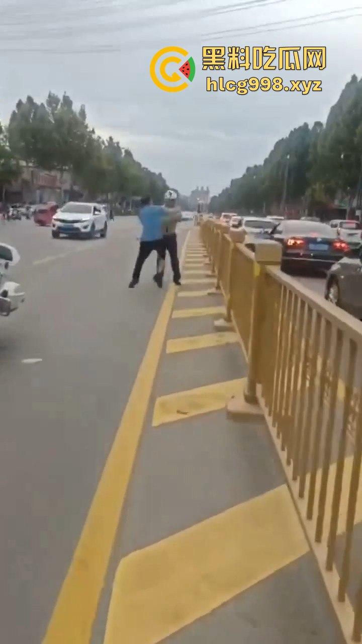 山东滕州男子当街暴揍交警！因不满罚款，上去直接开干！  第3张