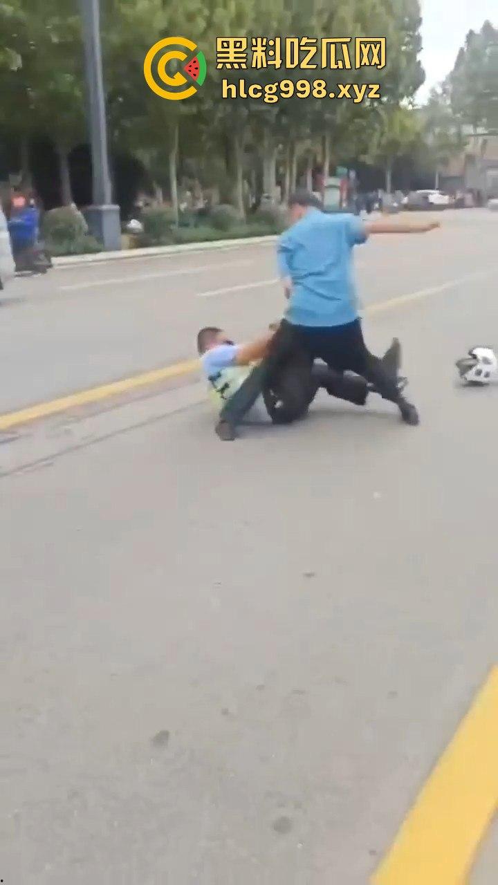 山东滕州男子当街暴揍交警！因不满罚款，上去直接开干！  第4张
