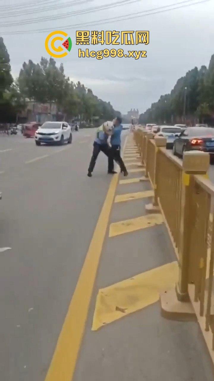 山东滕州男子当街暴揍交警！因不满罚款，上去直接开干！  第5张