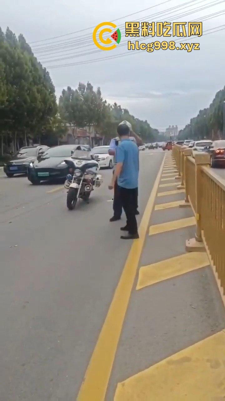 山东滕州男子当街暴揍交警！因不满罚款，上去直接开干！  第8张