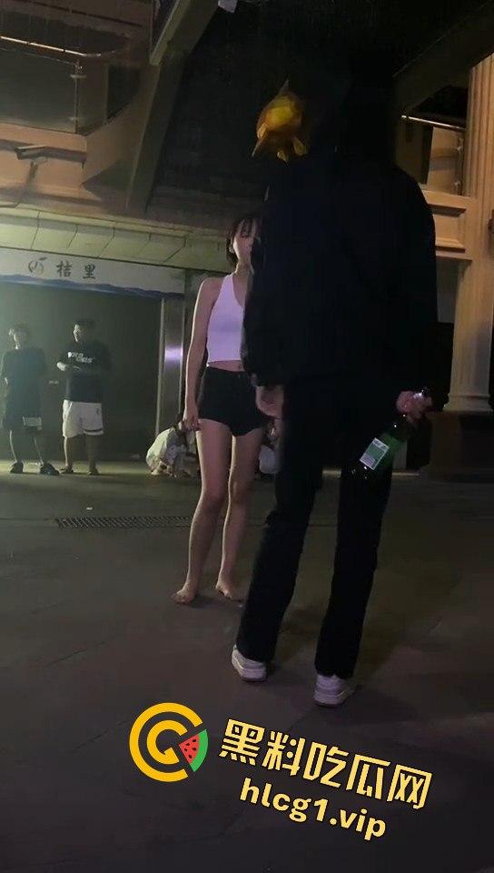 精神小妹吵架上演真狠人！一瓶爆头不解气，举起锤子还要补刀！  第1张