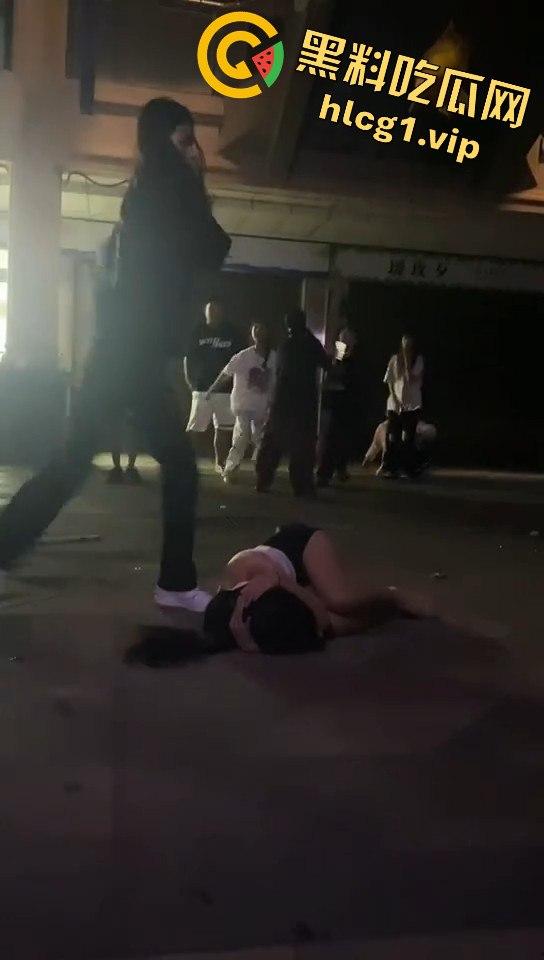 精神小妹吵架上演真狠人！一瓶爆头不解气，举起锤子还要补刀！  第2张