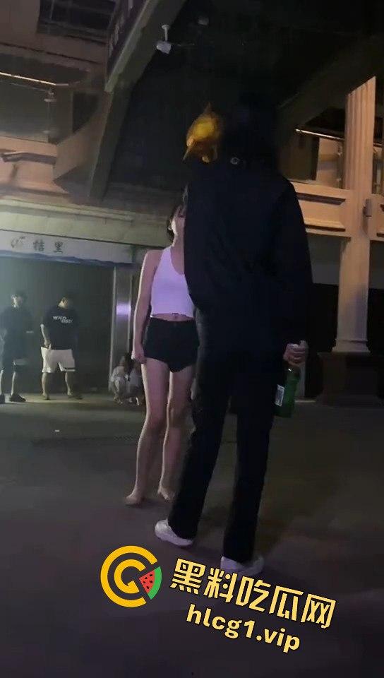 精神小妹吵架上演真狠人！一瓶爆头不解气，举起锤子还要补刀！  第3张