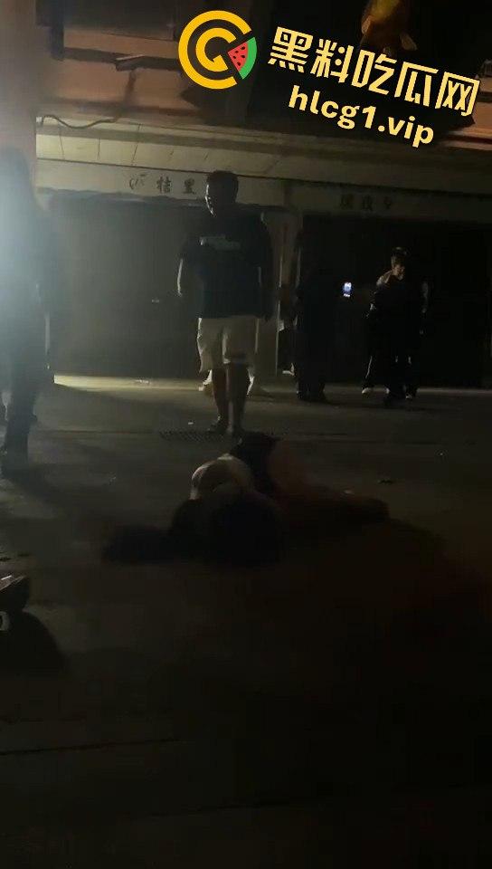 精神小妹吵架上演真狠人！一瓶爆头不解气，举起锤子还要补刀！  第5张