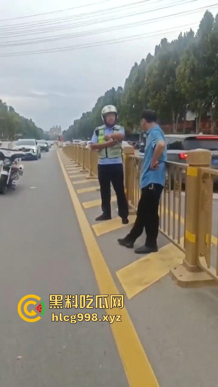 山东滕州男子当街暴揍交警！因不满罚款，上去直接开干！  第12张
