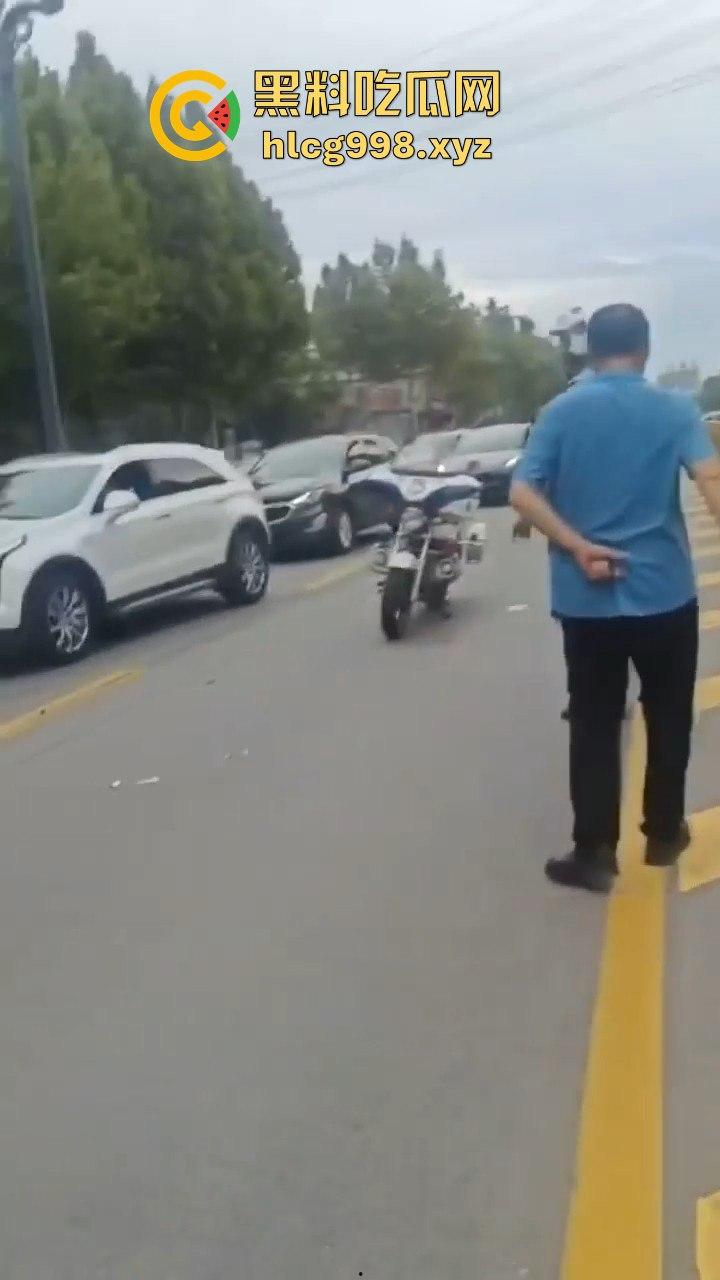 山东滕州男子当街暴揍交警！因不满罚款，上去直接开干！  第13张