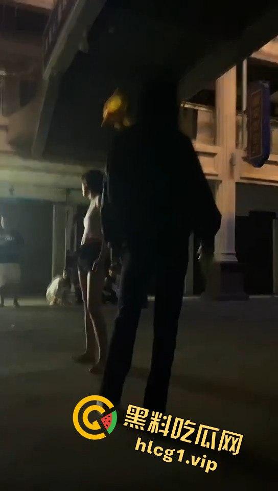 精神小妹吵架上演真狠人！一瓶爆头不解气，举起锤子还要补刀！  第7张