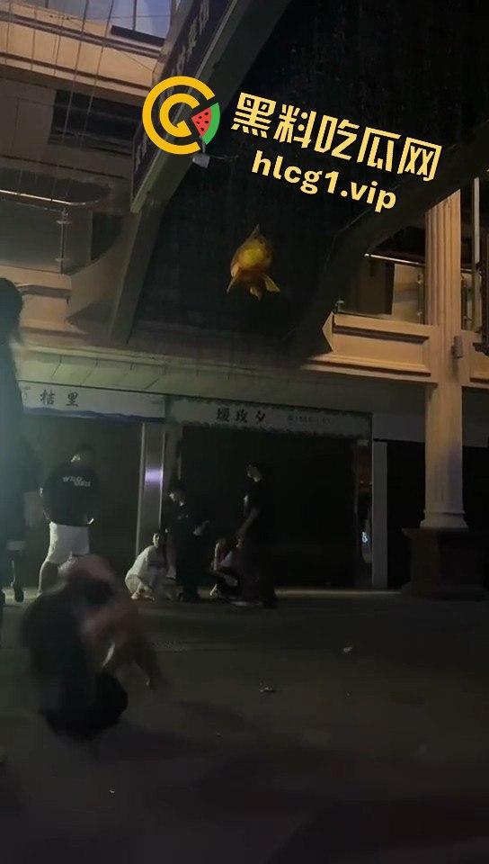 精神小妹吵架上演真狠人！一瓶爆头不解气，举起锤子还要补刀！  第8张