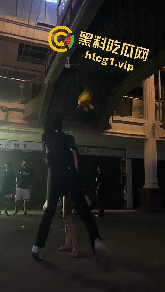 精神小妹吵架上演真狠人！一瓶爆头不解气，举起锤子还要补刀！  第10张