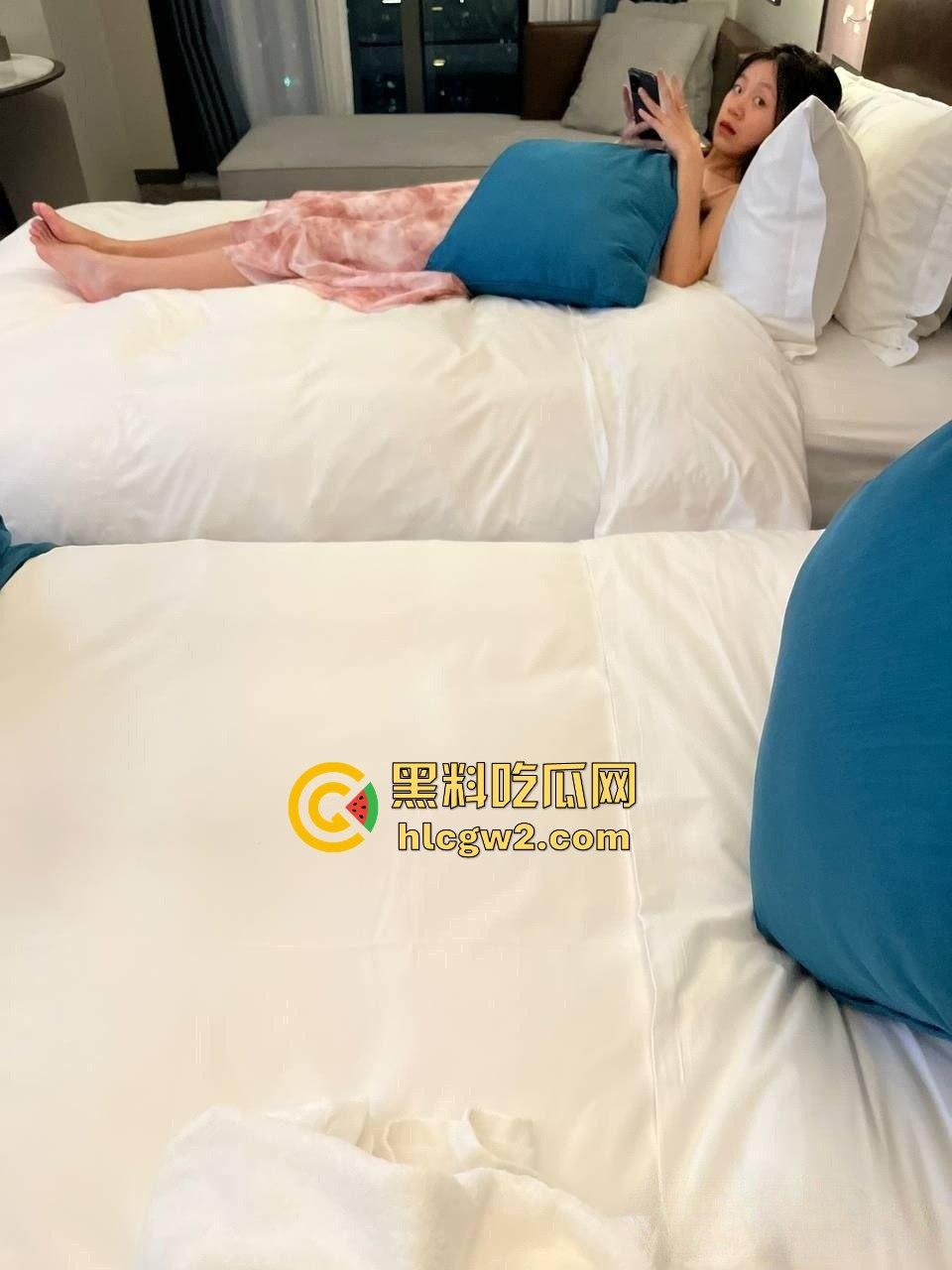 大神1300元约厦门科技信息大三学姐玩3P视频流出 有男友还敢酒吧微醺后乱来，酒店全程玩到高潮停不下来！  第3张