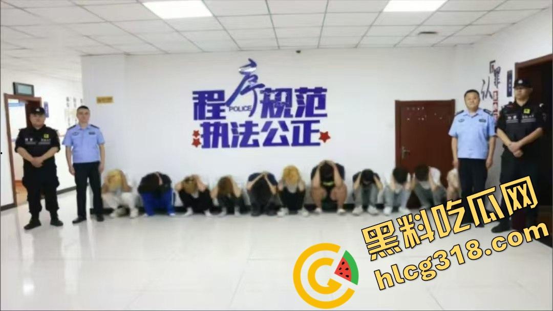 临沂这群精神哥集体断片儿，砸车群殴还上头，警车一来不躲不跑反手就干，真是刑不上脑袋系列！  第2张