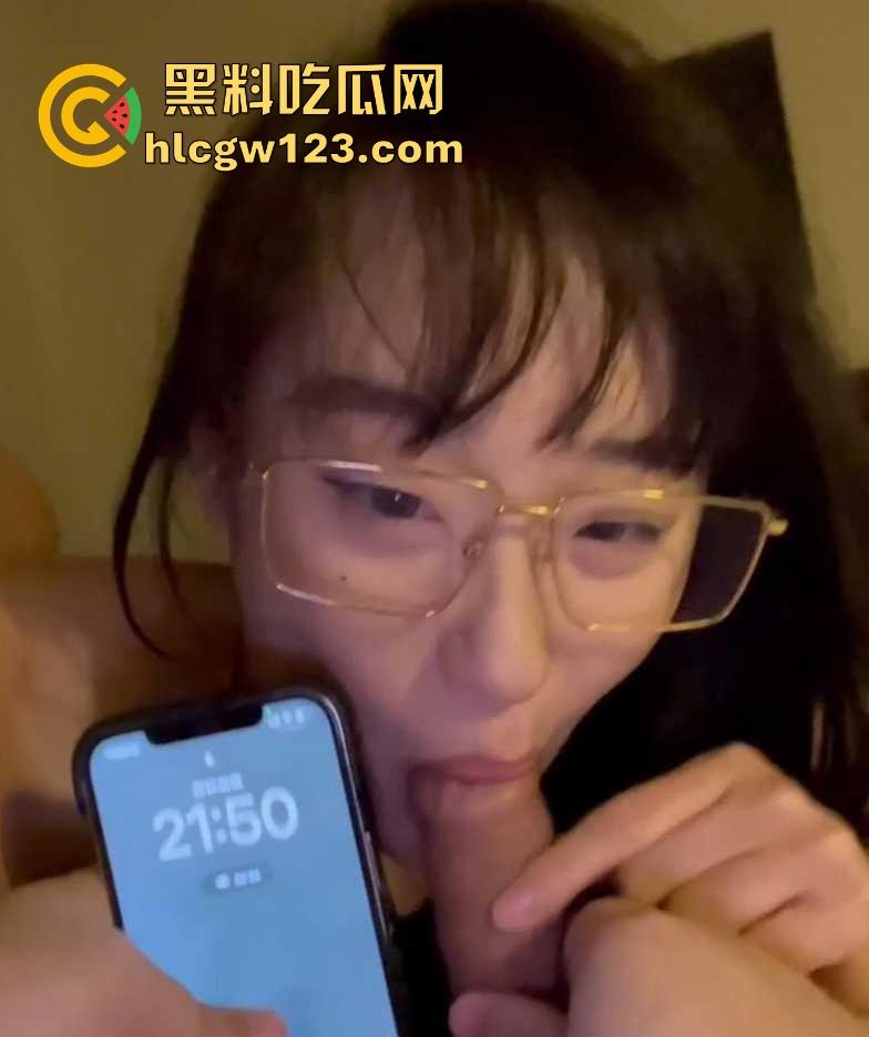 留学生圈又爆大瓜了！英国美女留学生【范黎】酒店3P视频流出 绿帽老公携手单男共玩骚妻 前后夹击无套内射！  第8张