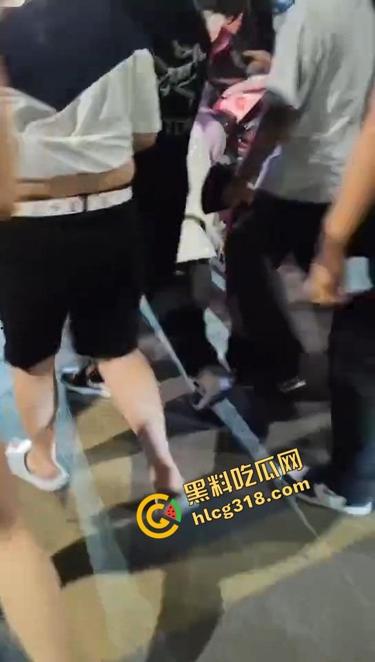 临沂这群精神哥集体断片儿，砸车群殴还上头，警车一来不躲不跑反手就干，真是刑不上脑袋系列！  第5张