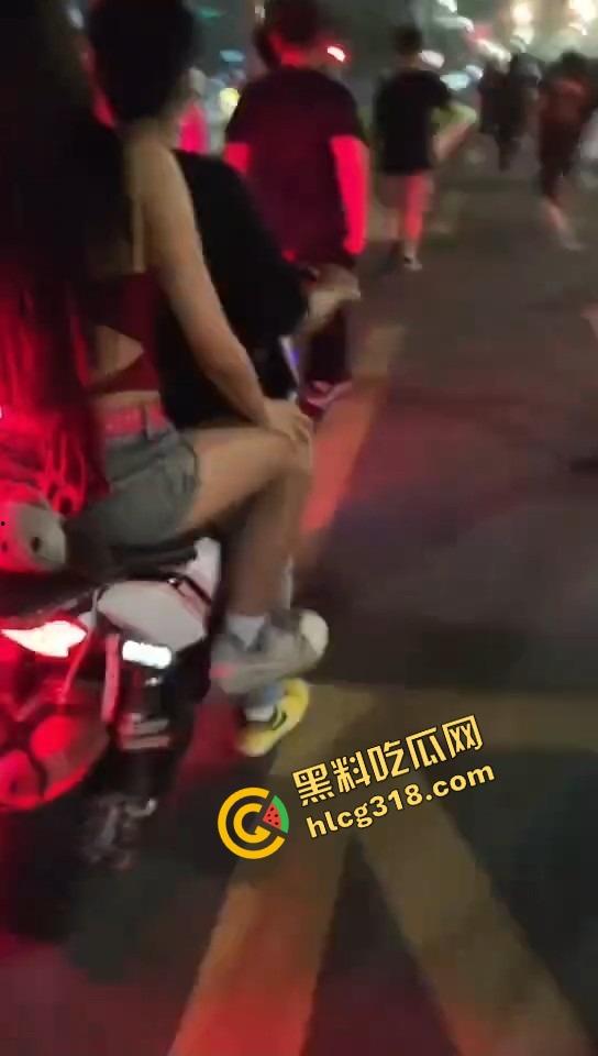 临沂这群精神哥集体断片儿，砸车群殴还上头，警车一来不躲不跑反手就干，真是刑不上脑袋系列！  第6张