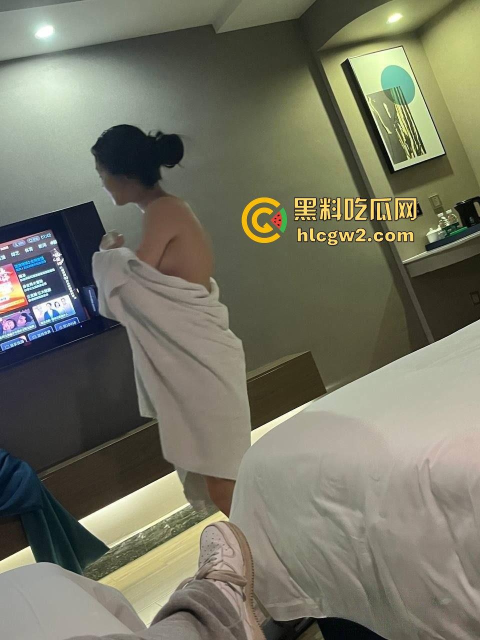 大神1300元约厦门科技信息大三学姐玩3P视频流出 有男友还敢酒吧微醺后乱来，酒店全程玩到高潮停不下来！  第16张