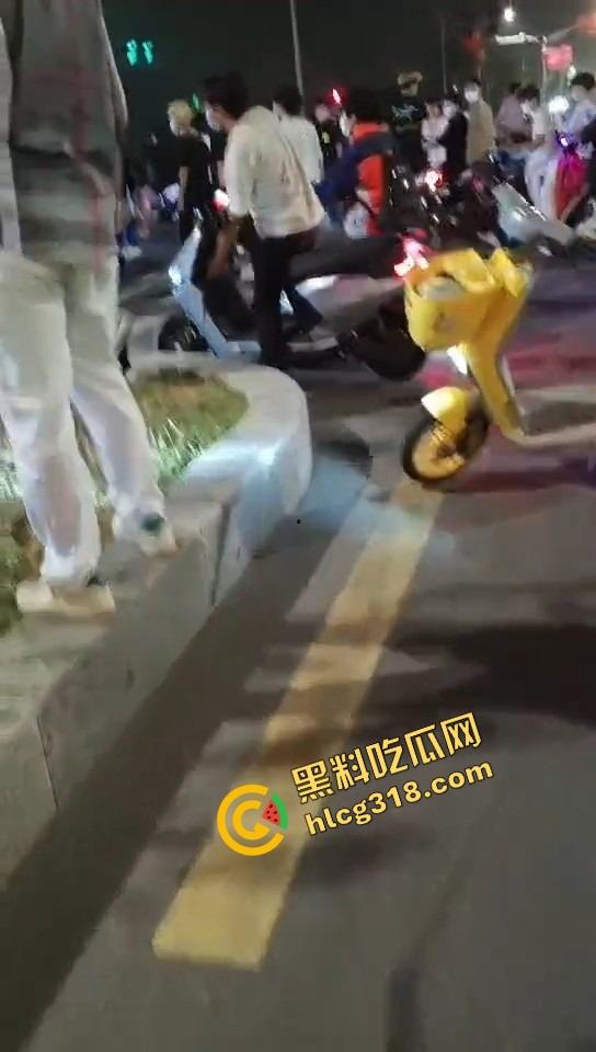 临沂这群精神哥集体断片儿，砸车群殴还上头，警车一来不躲不跑反手就干，真是刑不上脑袋系列！  第7张