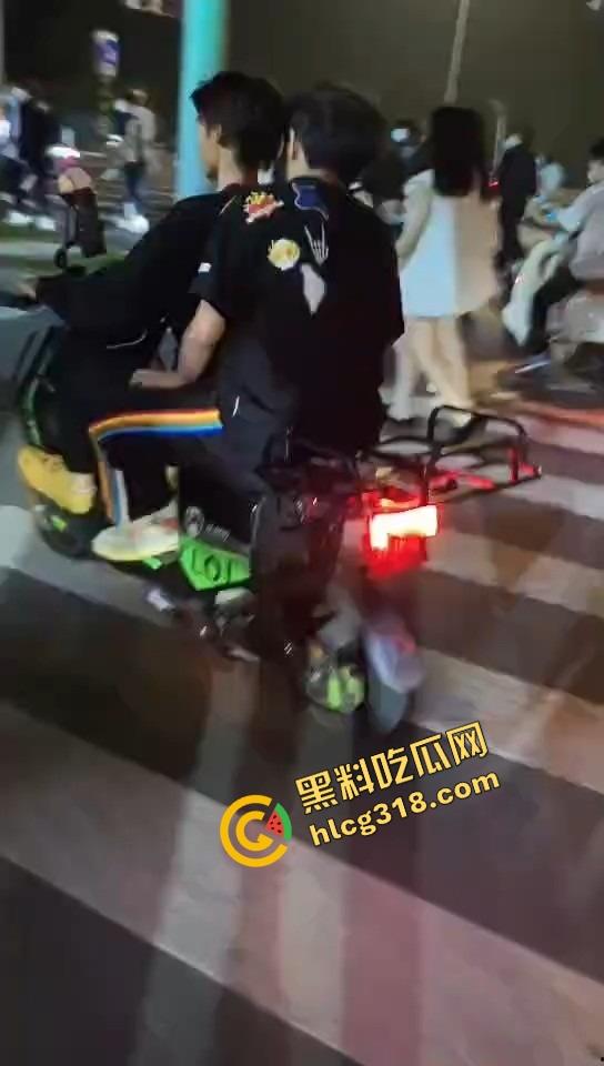 临沂这群精神哥集体断片儿，砸车群殴还上头，警车一来不躲不跑反手就干，真是刑不上脑袋系列！  第8张