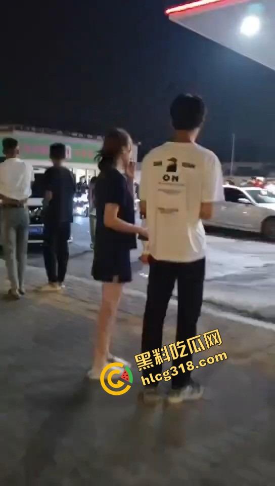 临沂这群精神哥集体断片儿，砸车群殴还上头，警车一来不躲不跑反手就干，真是刑不上脑袋系列！  第9张