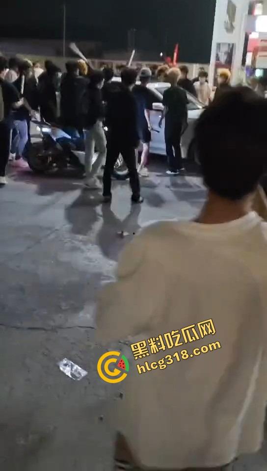 临沂这群精神哥集体断片儿，砸车群殴还上头，警车一来不躲不跑反手就干，真是刑不上脑袋系列！  第10张