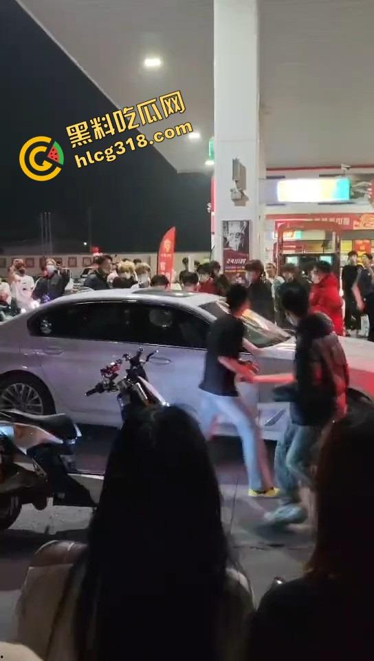 临沂这群精神哥集体断片儿，砸车群殴还上头，警车一来不躲不跑反手就干，真是刑不上脑袋系列！  第11张