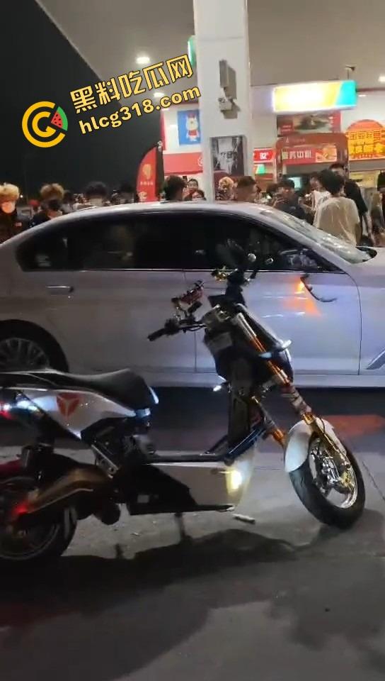 临沂这群精神哥集体断片儿，砸车群殴还上头，警车一来不躲不跑反手就干，真是刑不上脑袋系列！  第12张