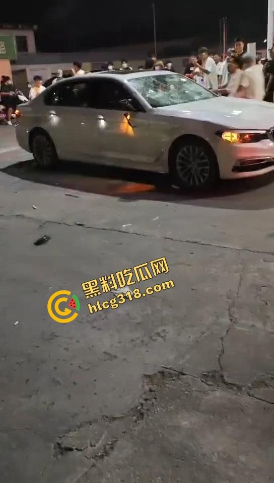 临沂这群精神哥集体断片儿，砸车群殴还上头，警车一来不躲不跑反手就干，真是刑不上脑袋系列！  第13张