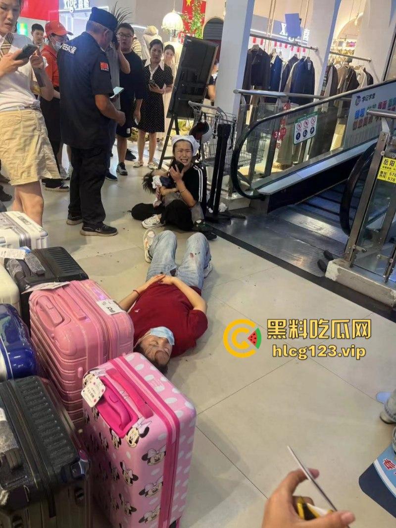 “古有双枪老太婆 现有双刀老太公”上海松江区庙前街沃尔玛商城发生随机砍人事件！目击第一现场！  第5张