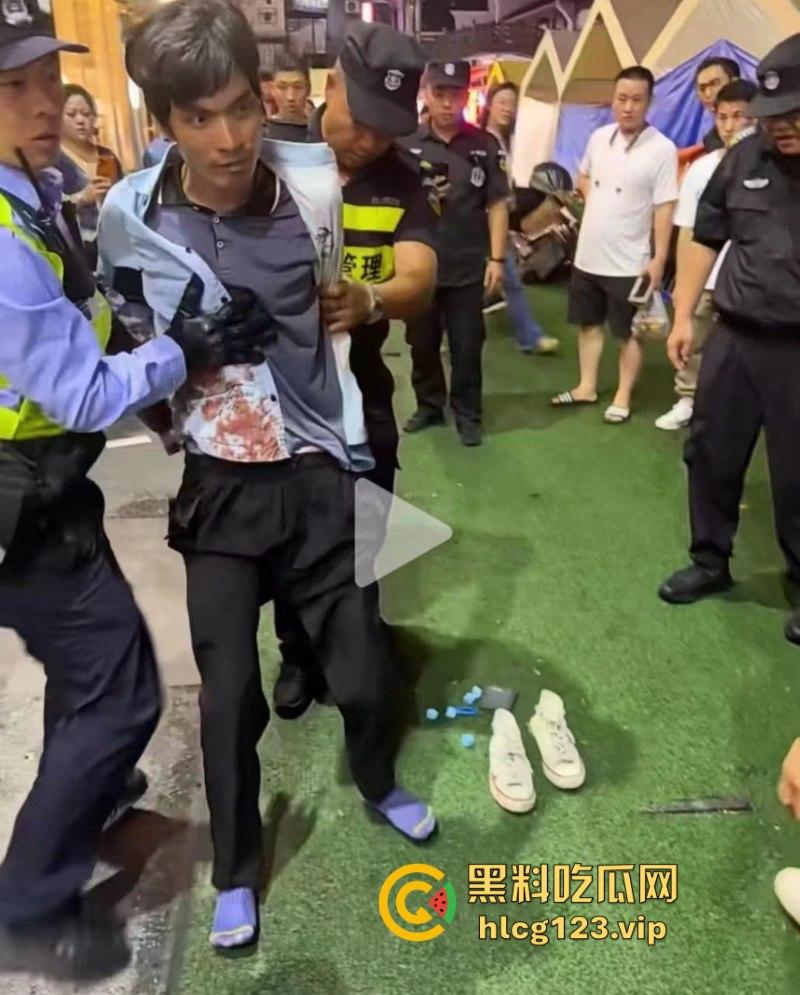 “古有双枪老太婆 现有双刀老太公”上海松江区庙前街沃尔玛商城发生随机砍人事件！目击第一现场！  第6张