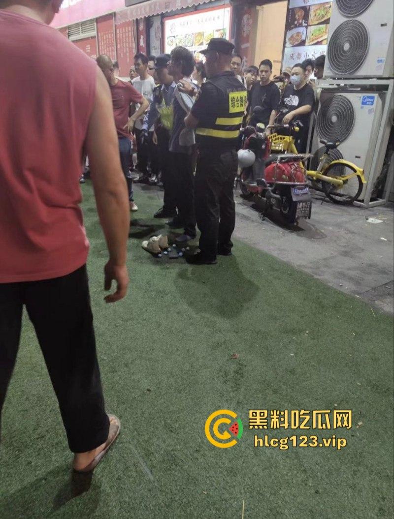 “古有双枪老太婆 现有双刀老太公”上海松江区庙前街沃尔玛商城发生随机砍人事件！目击第一现场！  第7张