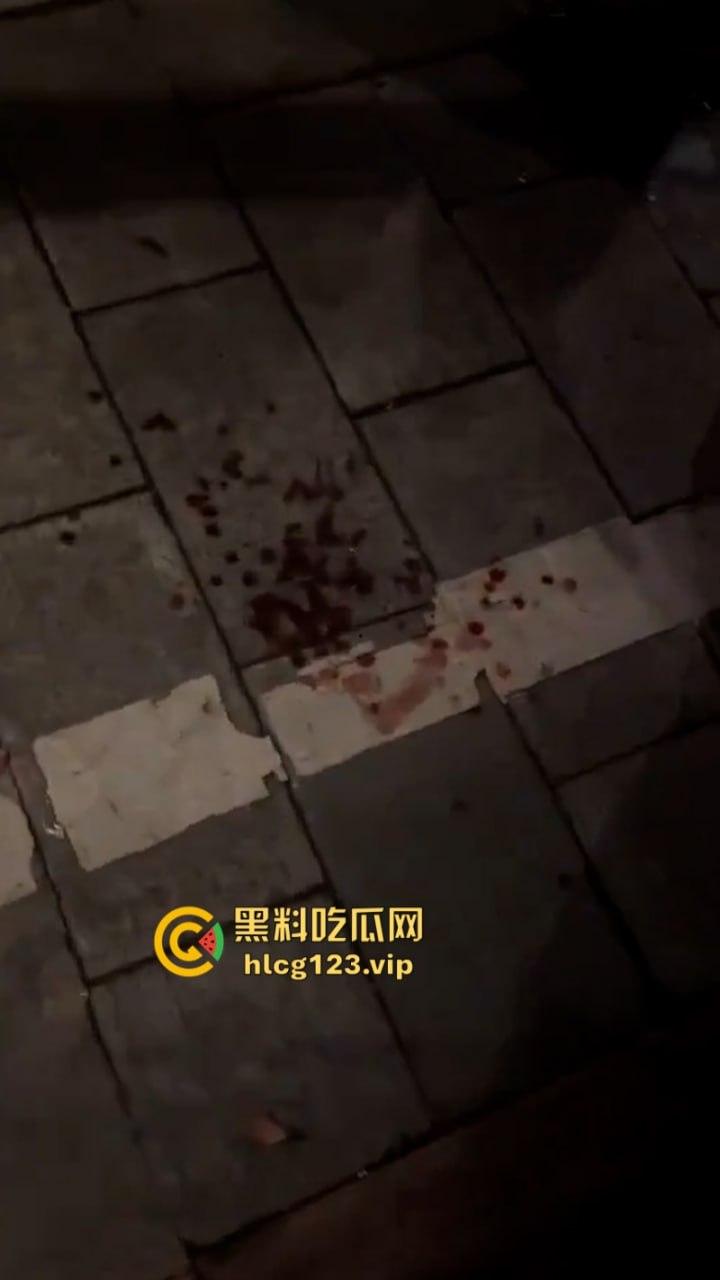 “古有双枪老太婆 现有双刀老太公”上海松江区庙前街沃尔玛商城发生随机砍人事件！目击第一现场！  第9张