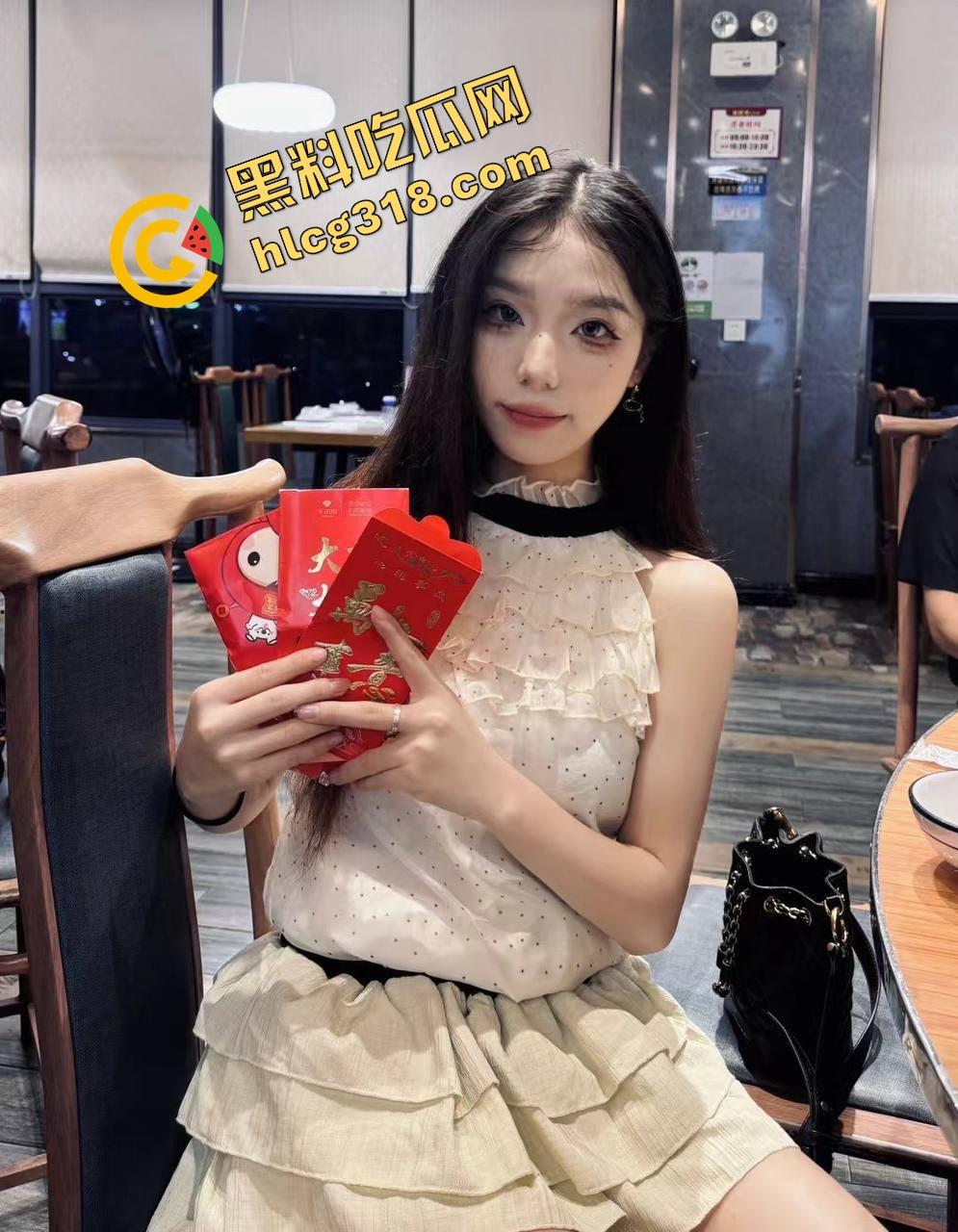 喜欢大奶乳交的你，别眨眼，大奶女神双乳夹干整根，龟头都冒烟！撸点狂飙，鸡巴投降！  第3张