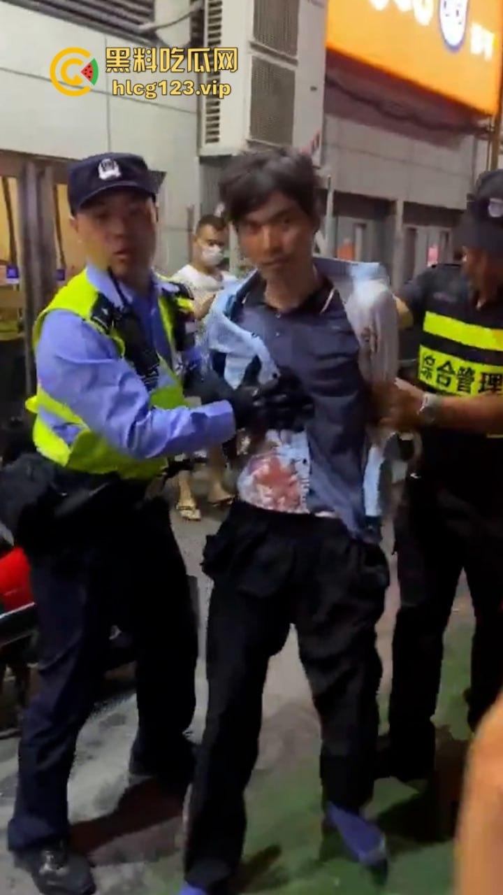 “古有双枪老太婆 现有双刀老太公”上海松江区庙前街沃尔玛商城发生随机砍人事件！目击第一现场！  第14张