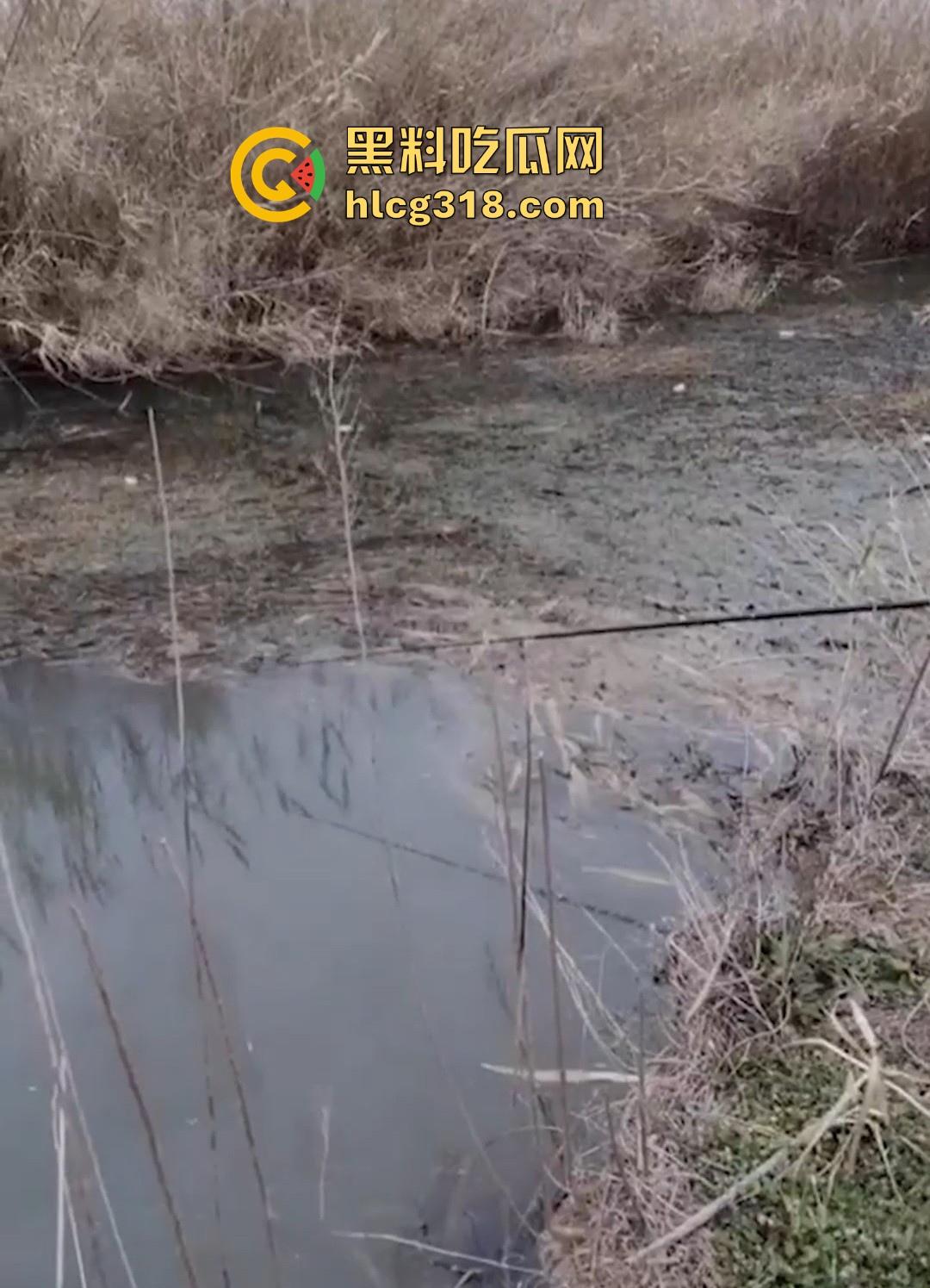 户外露出主播勾引钓鱼大爷野战，大爷抬抢就射5分钟都不到，后面只能用鱼竿代替。  第1张