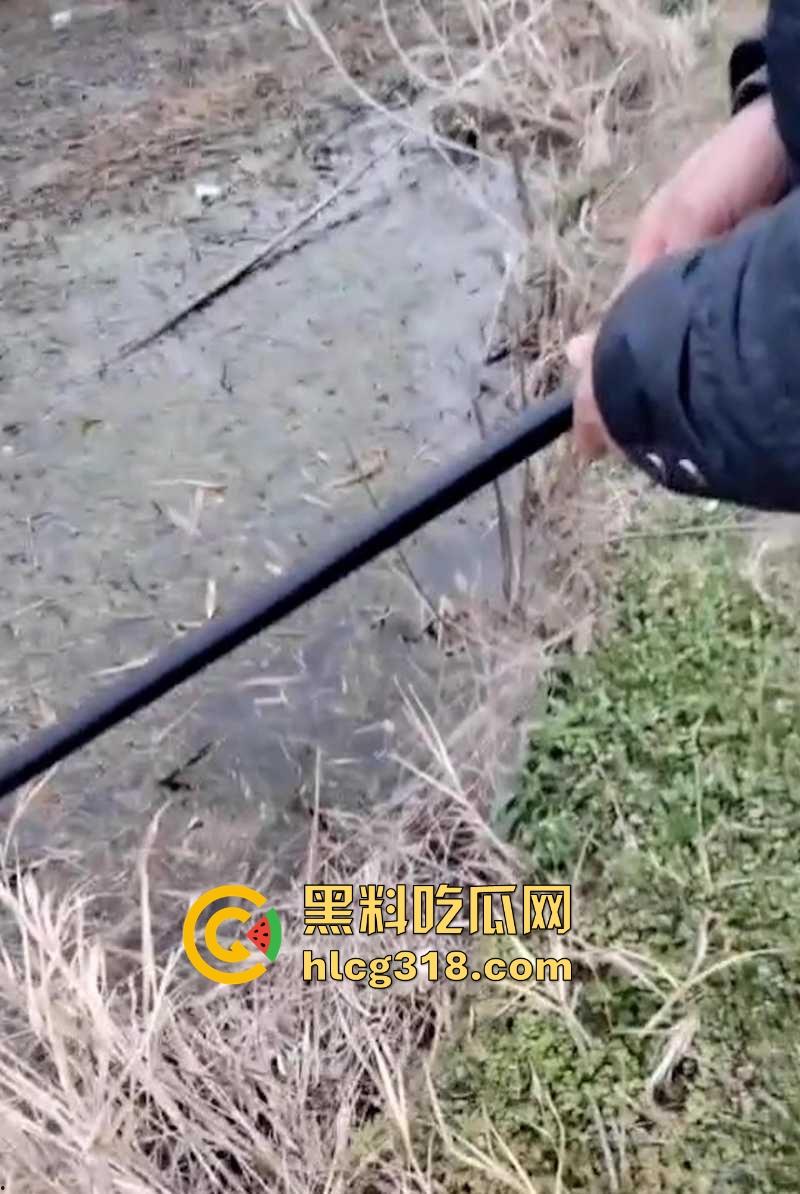 户外露出主播勾引钓鱼大爷野战，大爷抬抢就射5分钟都不到，后面只能用鱼竿代替。  第2张