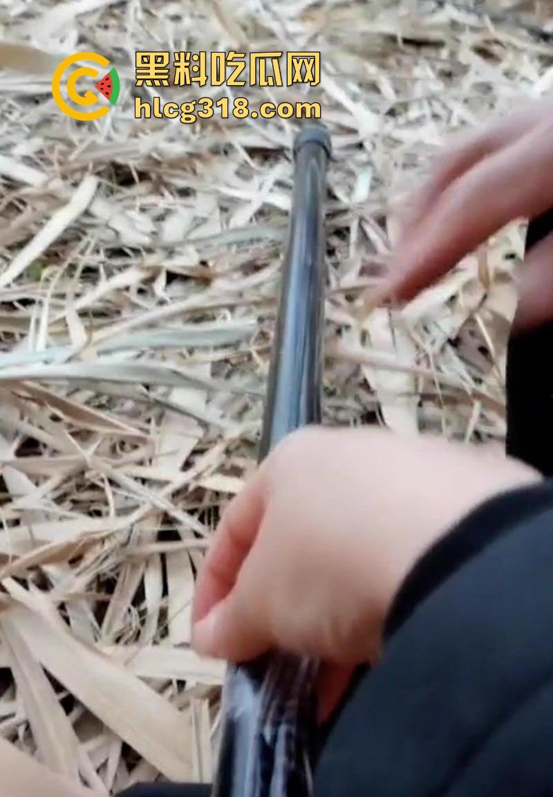 户外露出主播勾引钓鱼大爷野战，大爷抬抢就射5分钟都不到，后面只能用鱼竿代替。  第3张