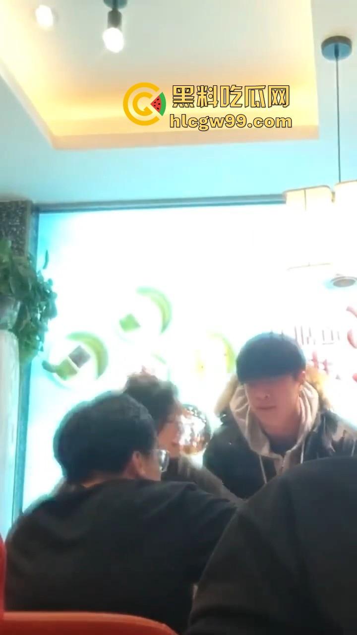 趁好兄弟出差深夜约其女友吃火锅，不料兄弟当场对质，出个差家给偷了！  第5张